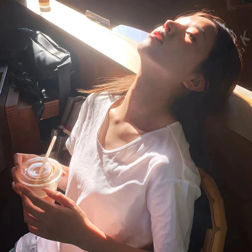 黄昏时分、牵着手